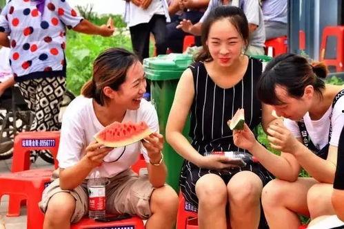 搞笑吃瓜比赛现场,观众笑到肚子疼