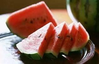 吃瓜用勺子图片,一勺尽享夏日清凉